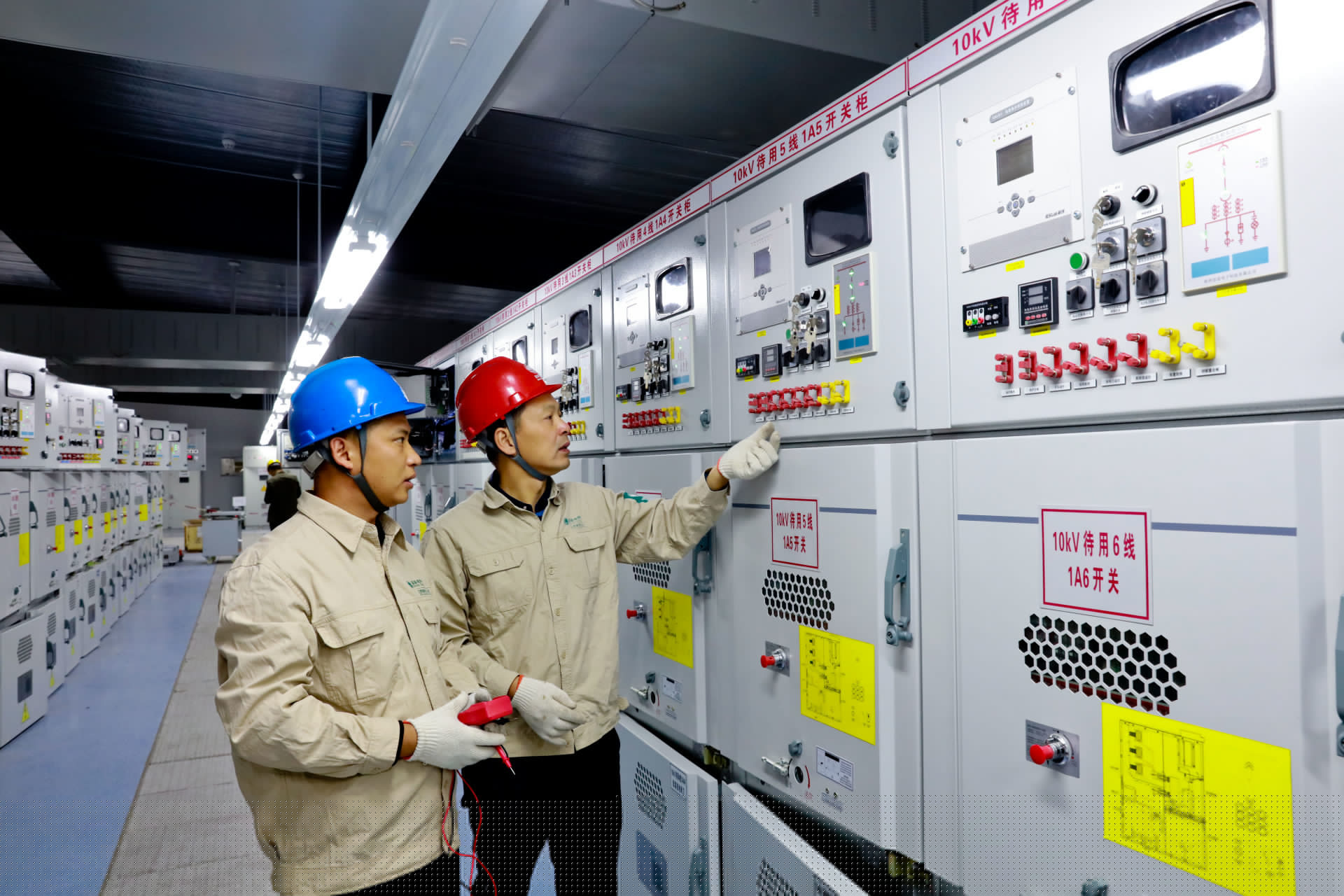 迎峰度冬丨榆林(lín)供電(diàn)為(wèi)電(diàn)線“裹冬衣”